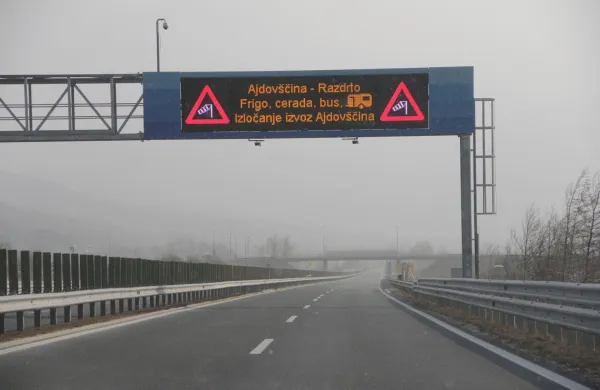 Burja 2012 - petek - cetrti dan divjanja rdeci alarmPrazna avtocesta izvoz Ajdovscina