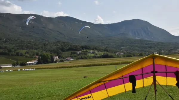 Nebo nad Vipavsko dolino te dni polnijo jadralni letalci iz 17 držav