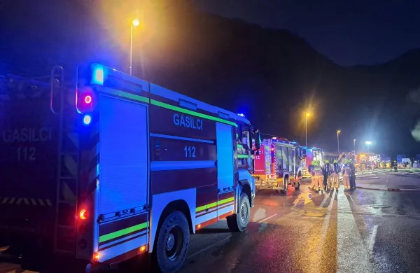 Požar gasilo več kot sto gasilcev