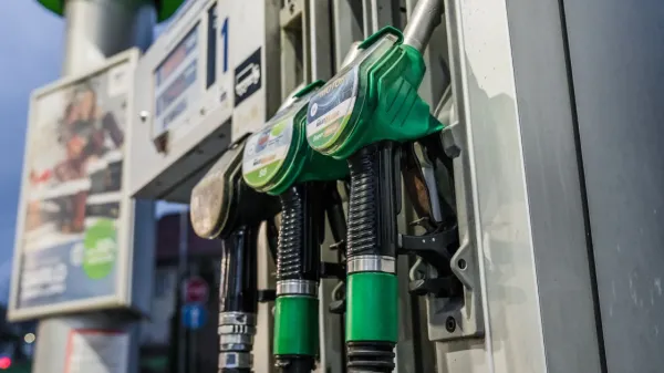 Gorivo kljub znižanju tro&scaron;arin dražje, sistem pod pritiskom: je nastopil čas za drugačen cenovni model?