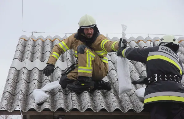 Burja 2012 osmi dan Vrhpolje vipavski gasilci intervencija oblaganje strehe z vrecami peska