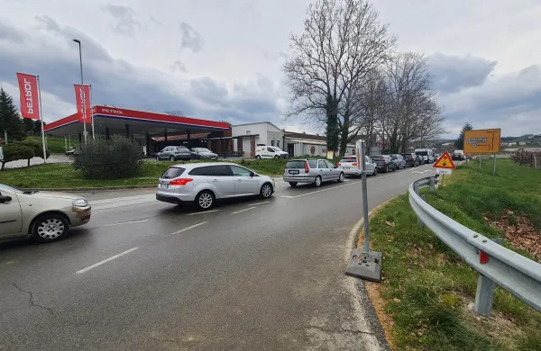 Brice moti predvsem prometni kaos, domačinke pe&scaron; v bližnji frizerski salon