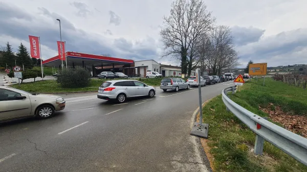 Brice moti predvsem prometni kaos, domačinke pe&scaron; v bližnji frizerski salon