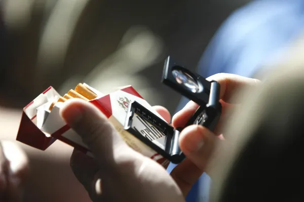 Ljubljana, Generalni carinski urad. Odprtje razstave ponaredkov ob dnevu Evrope. Foto: Stanko Gruden/STArazstava ponaredki ponaredek cigareti cigarete lupa