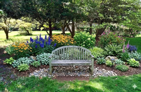 Rezultat z navodilom UI, naj za klopjo naredi zasaditev trajnic. Ne le, da je po svoje zamaknila klop, pač pa je na senčno lego umestil tudi sonceljubne rudbekije.