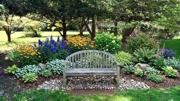 Rezultat z navodilom UI, naj za klopjo naredi zasaditev trajnic. Ne le, da je po svoje zamaknila klop, pač pa je na senčno lego umestil tudi sonceljubne rudbekije.