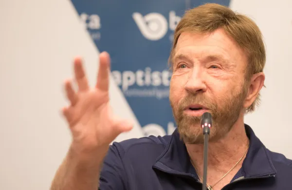 Onostranstvo ni pripravljeno na prihod Chucka Norrisa