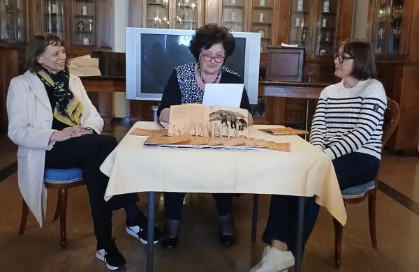 Publikacijo so v danes v Stari lekarni v Pretorski palači predstavile avtorice Tina Novak Pucer in Deborah Rogoznica v družbi etnologinje Rožane Ko&scaron;tial.