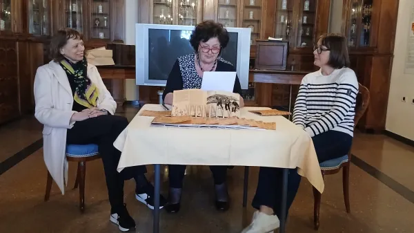 Publikacijo so v danes v Stari lekarni v Pretorski palači predstavile avtorice Tina Novak Pucer in Deborah Rogoznica v družbi etnologinje Rožane Ko&scaron;tial.