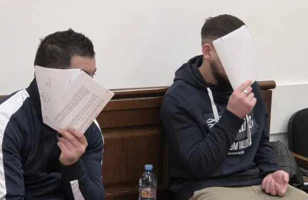 Razbijala po pokopali&scaron;čih: trdita, da sta nedolžna