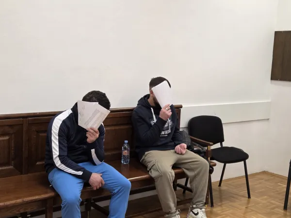 Razbijala po pokopali&scaron;čih: trdita, da sta nedolžna