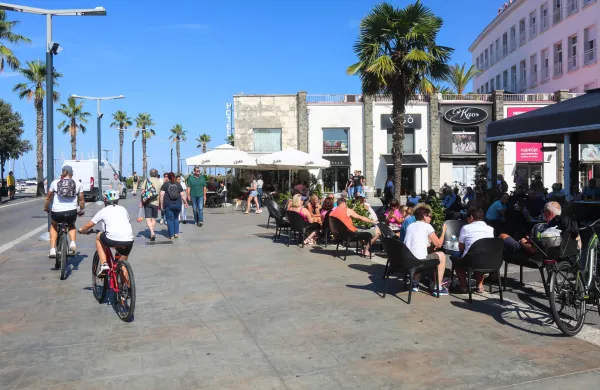Koper, 04.09.2021Pristani&scaron;ka ulica, turizem, sprehajalci v ozadju Grand Koper hotel