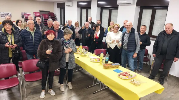 SDS rezultati Nova Gorica okraja 1 in 2 kandidata Teja Jelina (Bela majica)in Marko Černe pri mizi desno