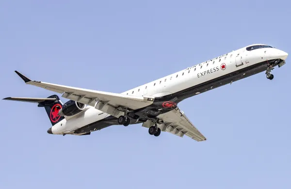 Letalo CRJ-900, ki je priletelo iz Montreala, je po pristanku trčilo v letali&scaron;ko gasilsko vozilo.