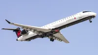 Letalo CRJ-900, ki je priletelo iz Montreala, je po pristanku trčilo v letali&scaron;ko gasilsko vozilo.