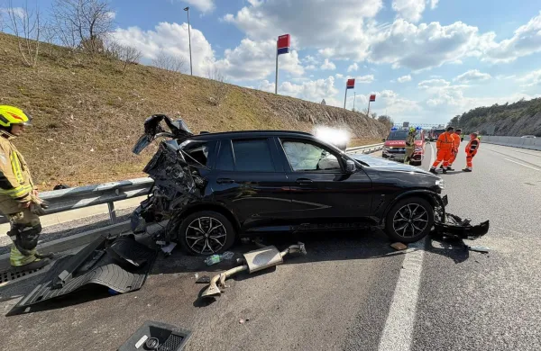 Najprej je trčil v prvi tovornjak, nato &scaron;e v drugega