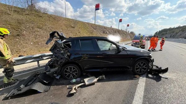 Najprej je trčil v prvi tovornjak, nato &scaron;e v drugega