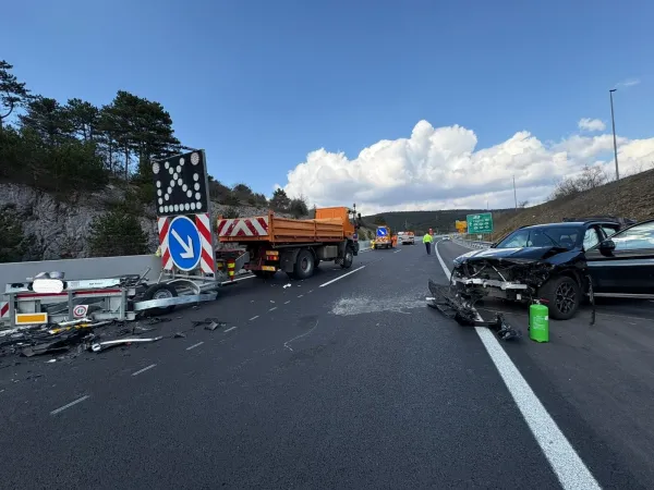 Najprej je trčil v prvi tovornjak, nato &scaron;e v drugega