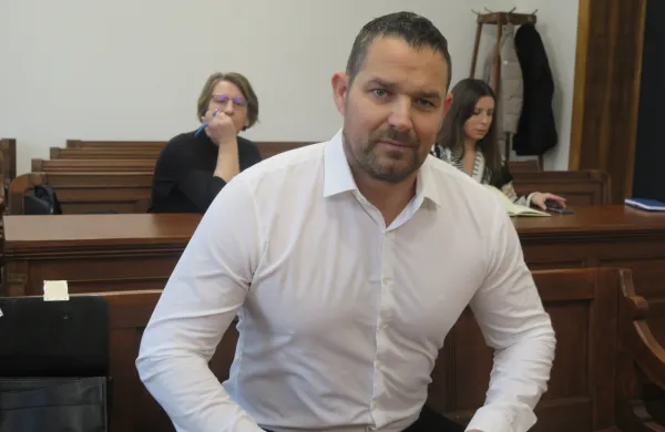 Predobravnavni narok zoper Roka Snežiča zaradi obtožb o o&scaron;kodovanju upnikov.