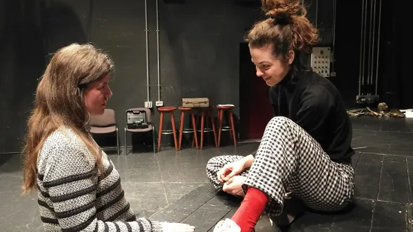 - Režiserka Maru&scaron;a Kink na vaji z igralko Diano Kolenc, ki bo utelesila lik Veronike Deseni&scaron;ke.