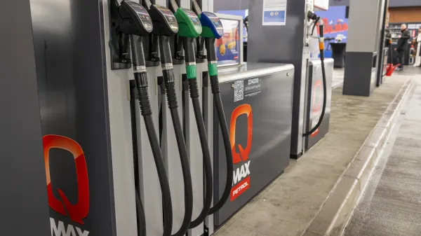 Ljubljana, prodajno mesto Petrola Barje - sever.Slavnostno odprtje Petrolovih prodajnih mest Barje - sever in jug, ki sta ju uradno odprla predsednik uprave Petrola Saso Berger in clan uprave Petrola Joze Smolic.