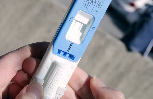 Hitri test na droge vzorec sline z jezikaPolicija hitro ugotavljanje droga mamila --negativen test
