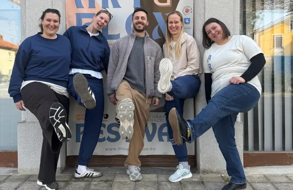 Ingrid Gregorič (druga z desne) z ekipo festivala Art&Flex (z leve): Neža Dolin&scaron;ek, Kristina Slapernik, gostujoči plesni pedagog Kenan Dinkelmann in Deniz Tavčar.