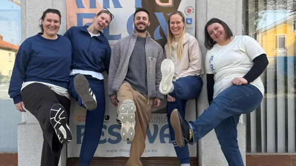 Ingrid Gregorič (druga z desne) z ekipo festivala Art&Flex (z leve): Neža Dolin&scaron;ek, Kristina Slapernik, gostujoči plesni pedagog Kenan Dinkelmann in Deniz Tavčar.