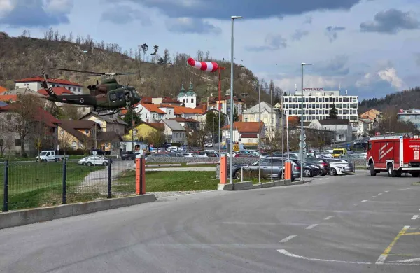 Hra&scaron;če: kolesar je brez zaviranja trčil v tablo