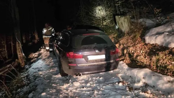 S črnim BMW-jem z zadnjim pogonom sta &scaron;e daleč pri&scaron;la.