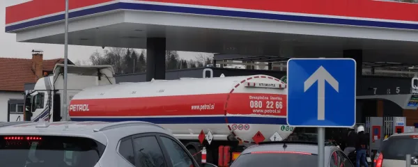 Slovenija,Medvode, 22.03.2026, 22. marec 2026Bencinka pumpa, gorivo, kolona,cisterna, PetrolFoto:Borut ?ivulovi? /F.A.bobo