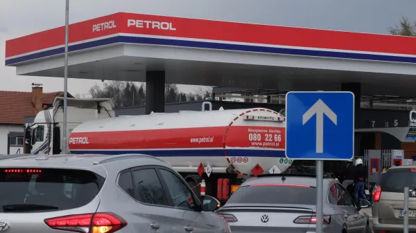 Slovenija,Medvode, 22.03.2026, 22. marec 2026Bencinka pumpa, gorivo, kolona,cisterna, PetrolFoto:Borut ?ivulovi? /F.A.bobo