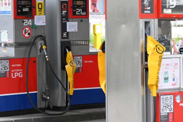 Slovenija, Ljubljana, 22.03.2026, 22. marec 2026Družba Petrol, bencinski servis, pomanjkanje goriva na črpalkah?, posel, denar, fosilna goriva, zastave, kamere usmerjene v družbo Petrol, gorivo, pokrite ročke, ljudje, družba, ekonomija odvisna od fosilnih goriv, kriza, odvisnost od avtomobilske industrije, vojna na bližnjem vzhodu, Hormu&scaron;ka ožina, bencinska črpalka, Foto:Žiga Živulović jr./F.A.Bobo