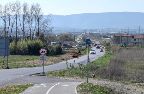 Dd priključka na krožno križi&scaron;če z Jadransko cesto do kroži&scaron;ča pri kamionskem terminalu bo veljala popolna zapora.