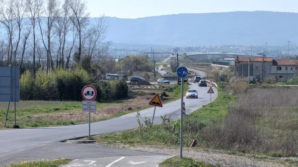 Dd priključka na krožno križi&scaron;če z Jadransko cesto do kroži&scaron;ča pri kamionskem terminalu bo veljala popolna zapora.