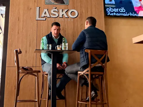Zoran Stevanović in Anže Logar v enem izmed lokalov blizu državnega zbora.