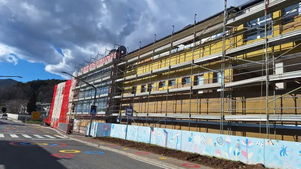 Na Colu sanirajo fasado, v Vrtovinu bo prizidek