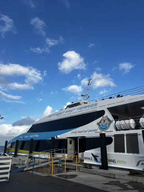 Trajekt, s katerim se Ma&scaron;a Berdon vsakodnevno vozi do otoka Rottnest.