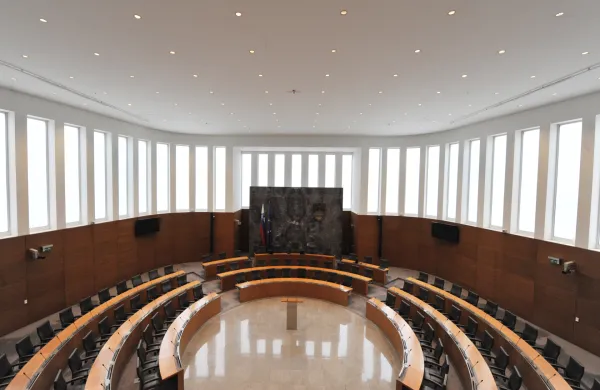 Slovenija, Ljubljana 18.03.2013, 18. Marec 2013 Prazna velika dvorana parlamenta Republike Slovenije. Politika, arhitektura, ambient, notranjostFoto: Ziga Zivulovic jr./BOBO 