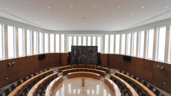 Slovenija, Ljubljana 18.03.2013, 18. Marec 2013 Prazna velika dvorana parlamenta Republike Slovenije. Politika, arhitektura, ambient, notranjostFoto: Ziga Zivulovic jr./BOBO 