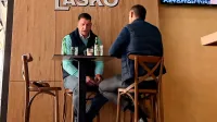 Zoran Stevanović in Anže Logar v enem izmed lokalov blizu državnega zbora.