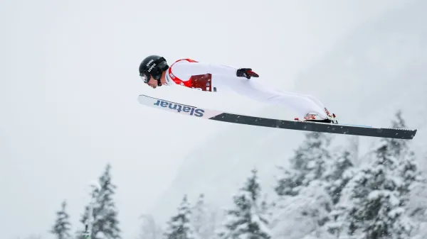 Na kvalifikacijah za petkovo posamično tekmo v smučarskih poletih za mo&scaron;ke v Planici je prvo mesto zasedelAnže Lani&scaron;ek.