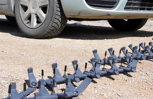 S stingerjem ustavili avtomobil, voznik zbežal