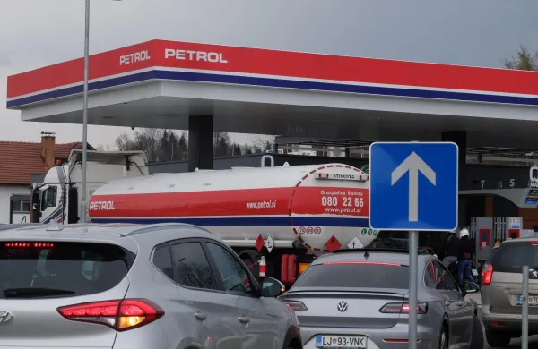 Slovenija,Medvode, 22.03.2026, 22. marec 2026Bencinka pumpa, gorivo, kolona,cisterna, PetrolFoto:Borut ?ivulovi? /F.A.bobo