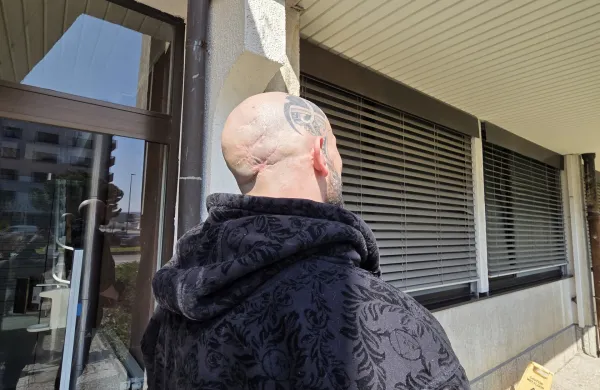 Davil ga je in z ježevko udrihal po glavi