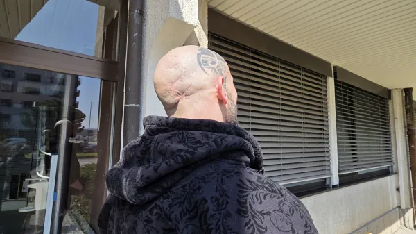 Davil ga je in z ježevko udrihal po glavi