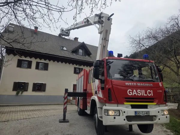 Danes so gasilci PGD Cerkno posredovali na vsaj 25 intervencijah, in sicer pri prekrivanju streh objektov (19 objektov), odpiranju cest ter razbremenitvi telefonskih linij zaradi podrtega drevja. 