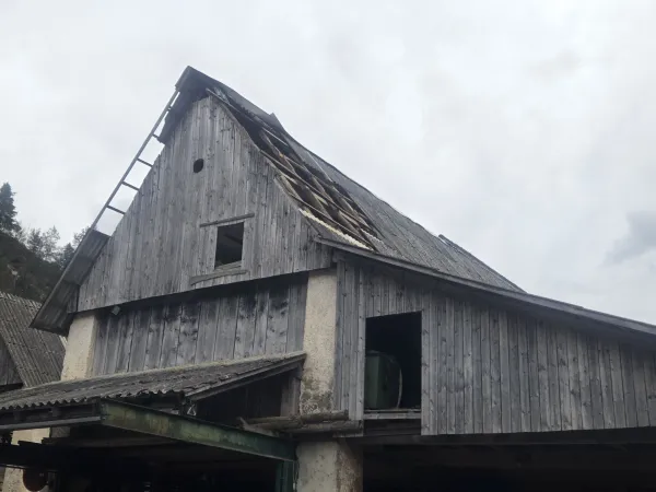 Posledice dana&scaron;njega močnega vetra v Cerknem