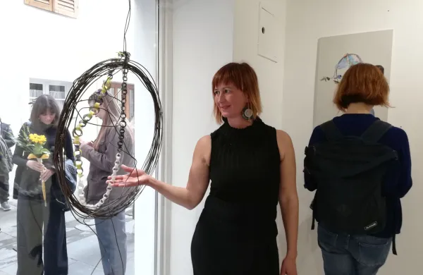 Istra, Izola, galerija Drat, Slovenski teden nakita, Sandra Kocjančič, linija ogrlic z naslovom Meseci