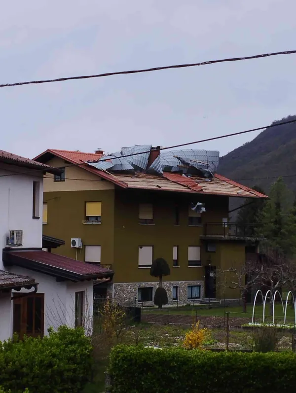 vetrolom, hi&scaron;a, pločevinasta streha, kobarid